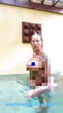 Instagram modella kiraknight20 beccata a spogliarsi in piscina snapshot 5