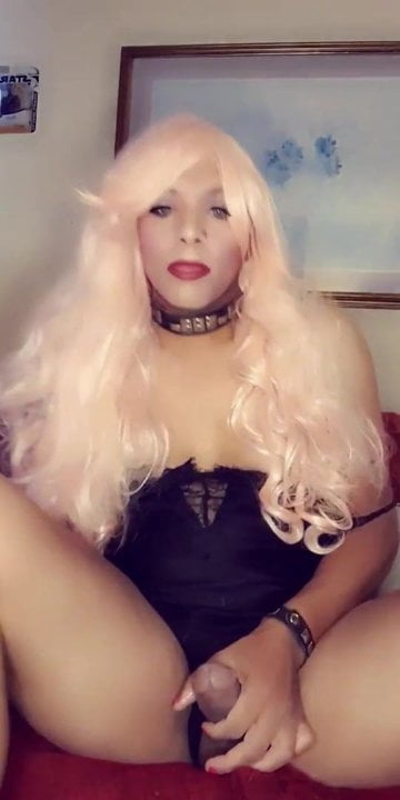 Crossdresser Lana stroke és cumshot