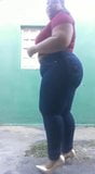 Brasilien BBW Mädchen mit dickem Hintern in hautengen Jeans und High Heels snapshot 3