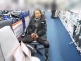 Des femmes pissent dans un magasin public snapshot 3