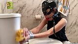 Une esclave à collier utilisée comme nettoyeuse de toilettes par une maîtresse lesbienne snapshot 3