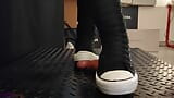 Школьница в высокой Converse топает твой член snapshot 8