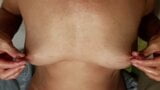 Nippleringlover - une MILF excitée étire des piercings aux tétons avec des crochets jusqu'à 17 mm en gros plan snapshot 4