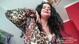 La jolie MILF Dinah montre ses aisselles et humilie snapshot 2