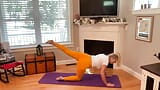 Dani D rijpe yoga stretch #3 (gele legging en roze teennagels) snapshot 14