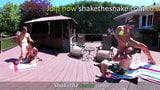 Shake the snake - orgía junto a la piscina con parejas que se balancean snapshot 8