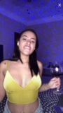 Tiktok live, sexy Mädchen macht Bluse mit Nipslip 6 snapshot 1