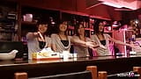 Swinger Sex Orgie in japanischer Bar mit schlanken Kellnerinnen snapshot 2