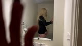 Blonde Transvestit wichst snapshot 5