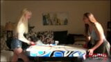 Air hockey, la version strip-tease! Attendez-vous à ce que ce soit incroyable! snapshot 3