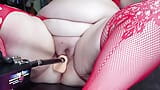 La matrigna arrapata e viziosa di donnona ama guardare la bambola del sesso della figliastra scopata duramente da una macchina del sesso con dildo (joi, punto di vista) snapshot 19