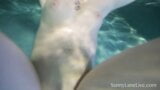 ¡Sirena desnuda chupa una polla dura palpitante dentro de la piscina! snapshot 15