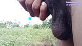 Rajeshplayboy993 masturbándose una polla en público al aire libre junto al estanque, mostrando el trasero, masturbándose y corriéndose en el snapshot 8