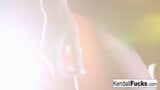 Kendall se diverte muito molhando sua buceta snapshot 9