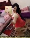 Chica caliente árabe bailando con sexy vestido rojo snapshot 7