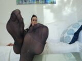 Lady victoria valente: ¡huele mis pies! snapshot 3