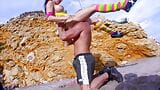 Entrenador de fitness mima al cliente en la playa snapshot 9