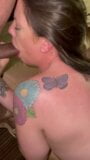 Une MILF blanche tatouée se fait éjaculer dessus par une grosse bite noire snapshot 2