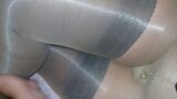 Fille excitée en double collants snapshot 1