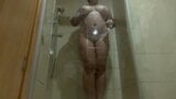 Follando a una milf caliente en la ducha del hotel snapshot 1