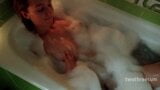 Un couple amateur fait l'amour dans la salle de bain avec des bougies snapshot 2