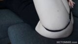 Lenina Crowne, adolescente rousse sexy, se fait baiser dans sa mini-robe noire et reçoit un creampie snapshot 9