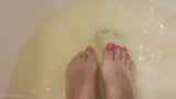 Banho e cuidados com os pés depois de um dia duro snapshot 8