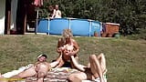 Orgie sauvage d’une femme mature dans le jardin dans la piscine snapshot 1