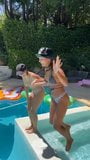 Vanessa Hudgens en Stella Hudgens in bikini's op tiktok snapshot 1