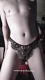 Amateur travestie trans tiener stript voor camera snapshot 9