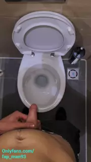 Pria kencing di toilet umum selama jam kerja 4k | xHamster
