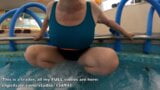 Masturbation dans l'eau dans un jacuzzi et orgasme avec les jambes croisées dans la piscine publique snapshot 1