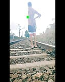 Дрочка перед железнодорожным путем - сексуальный мужчина, камшот snapshot 3