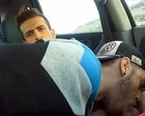 Des mecs mignons sucent et s'embrassent dans la voiture snapshot 1