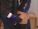 Une MILF beauté en latex adore se faire utiliser dans tous les trous snapshot 3