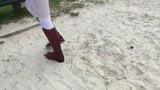 Camminando nel lago ammollo i miei stivali da equitazione marroni snapshot 14