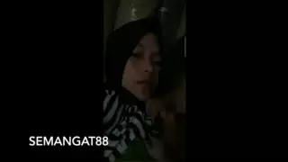 Jilbab Hitam Keenakan Di Kenyot Susunya: Indonesian Blowjob Porn ...