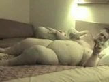 Домашняя толстая старая бабушка в постели в любительском видео snapshot 18