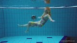 Sexiest brünettes Teen Milana Voda schwimmt im Pool snapshot 3