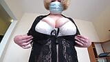 Grote kont in slipje op zijn hondjes. Rijpe bbw in sexy lingerie neukt met een dildo in een puntig condoom. pawg. milf. fetisj. snapshot 4