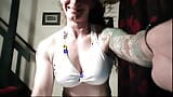 Muskelflicka i vita yogabyxor stretching och träning livestream inspelning snapshot 24