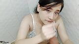 Meia-irmã mimada e com tesão chupando pau no chuveiro e engolindo porra - pornô em espanhol snapshot 9