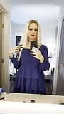 Heetste blonde travestiet die in spiegel kijkt snapshot 2