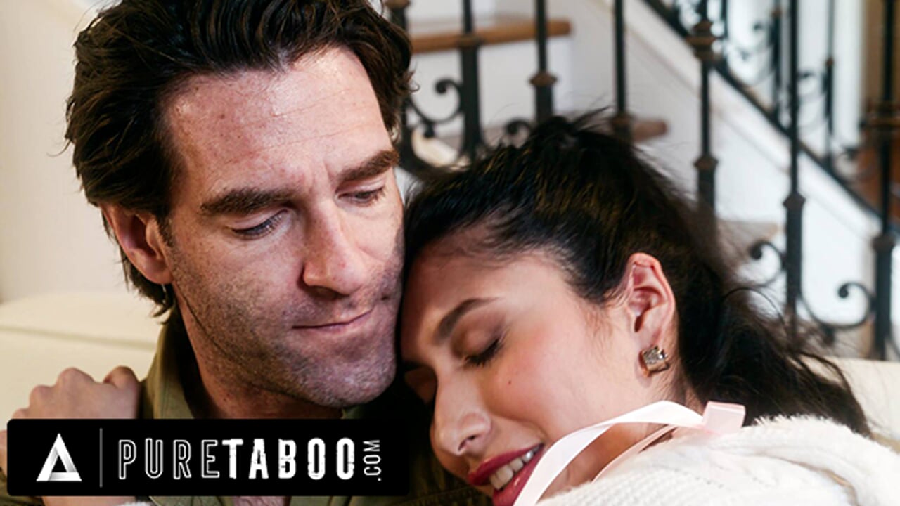PURE TABOO चालाक डिलीवरी वाला आदमी अपने कौमार्य के लिए खूबसूरत Penelope Woods के सौतेले पापा बन जाता है