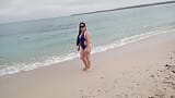 Cô vợ đĩ Latinh đi bộ trên bãi biển gặp Safado và làm tình với anh ta mà không có bao cao su 2 snapshot 12