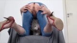 Carol Squirter - jeans rasgados para foder com pepino e vegetais longos snapshot 11