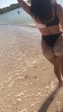 Черно-белые стринги в бикини на пляже snapshot 16