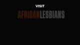 Amateur lesbiana besándose en el vestuario público snapshot 8