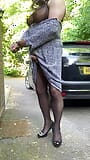 Amateur Transvestit kellycd2022 sexy MILF, draußen draußen in der Öffentlichkeit auf der Einfahrt in Wolfords Strumpfhose und High Heels strippt snapshot 11