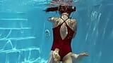 プールでフェルナンダReleveピンクの水着体操選手 snapshot 4